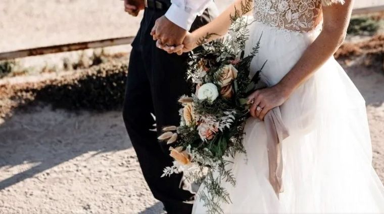 La novia intentó que no se llevaran al hombre