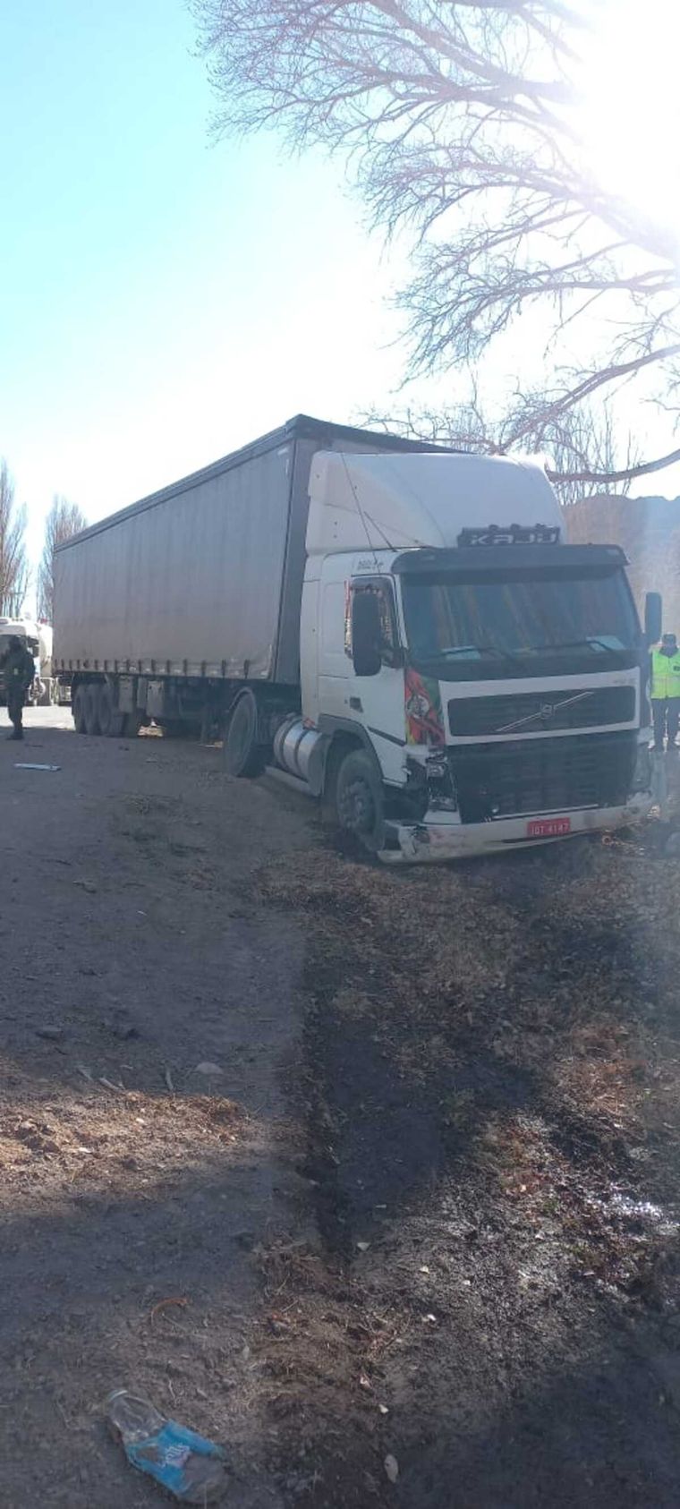 El camión chocó contra un Peugeot 206