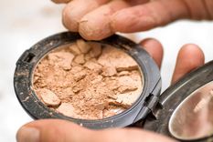 Truco mágico: Cómo reparar un colorete o sombra rota de forma rápida y sencilla