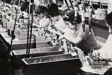 MDZol | Un grupo de mujeres trabaja en una fábrica en Puerto Rico en 1970. Según la Biblioteca Nacional de Medicina de EE.UU., en 1982 un 41% de las mujeres casadas en el territorio estaba esterilizadas. Foto: GETTY IMAGES