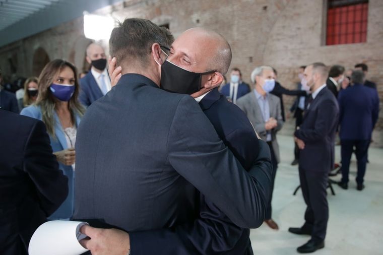 El ministro Guerrera se abraza con su pareja en el acto de asunción. Foto: Federación Argentina LGBT