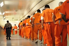 crocs y uniforme naranja: por que quieren que los presos se vistan como en ee.uu.