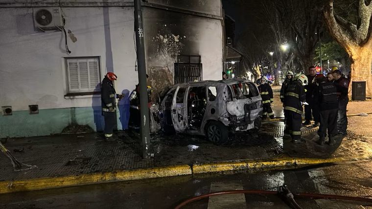 Dos dotaciones de Bomberos Voluntarios trabajaron en el lugar para sofocar las llamas, mientras personal del SAME asistió a los menores de edad sospechosos, de 15, 16 y 17 años.