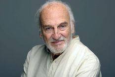 La figura del actor, un símbolo de compromiso y exilio en la cultura nacional.