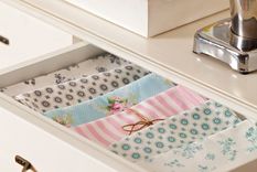 Los manteles redondos dejaron de ser un problema con este tip de doblez. Foto: El Mueble