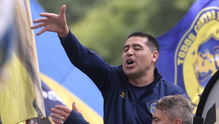 Román le habló a los hinchas. Foto: Télam