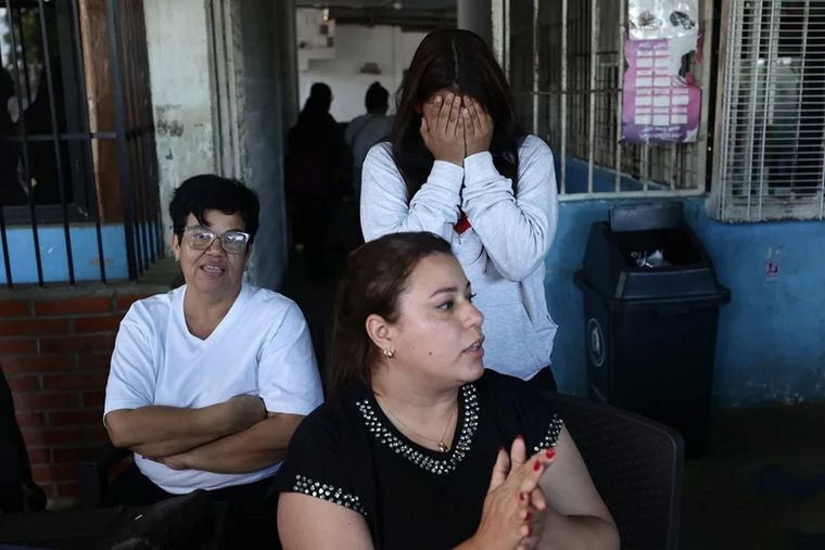 Familiares de presos políticos extranjeros y venezolanos esperan frente al centro penitenciario, en Zamora estado de Miranda por la excarcelación en Venezuela.