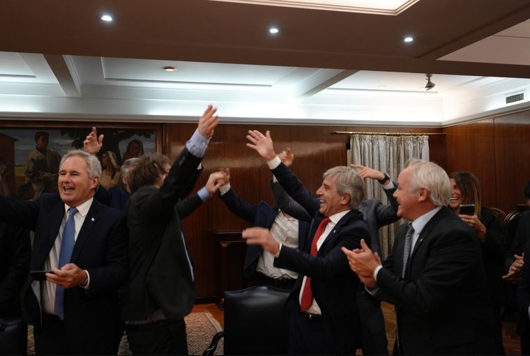 Celebración en el Gobierno tras la jornada económica sin cepo. Foto: Cuenta de X @madorni