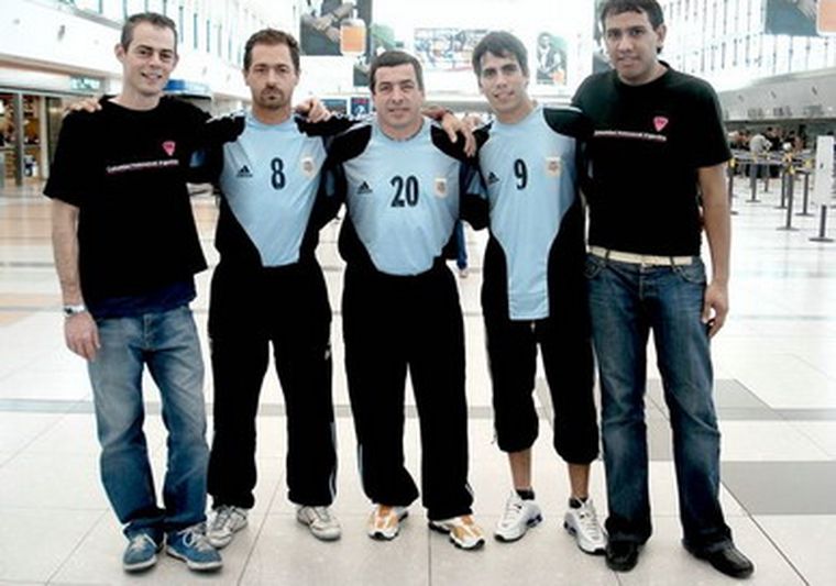 Los chicos de la selección gay posaron para la foto en Ezeiza, antes de viajar a Londres. Foto: Gentileza SentidoG.com