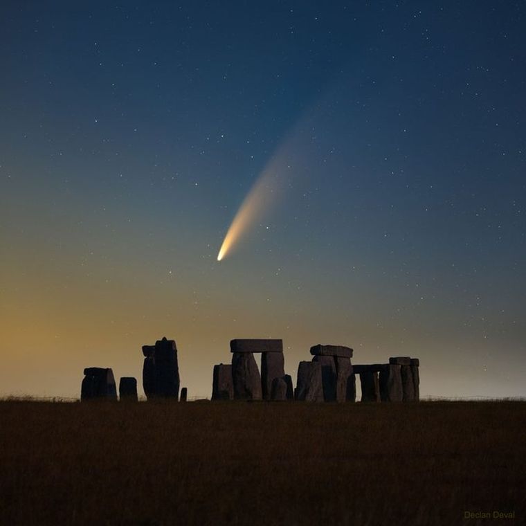 El cometa Neowise fotografiado desde el mítico Stonehenge en Inglaterra