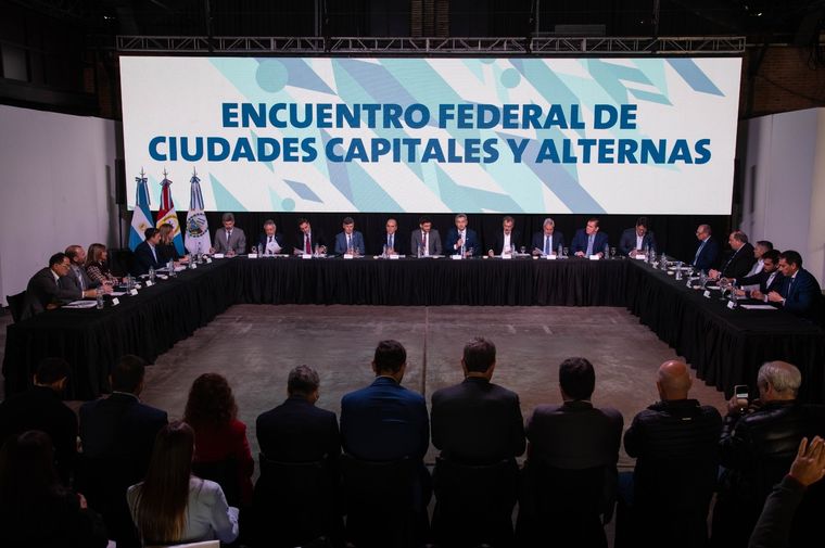 El encuentro de intendentes llevado a cabo en Rosario Foto: X @UlpianoSuarez