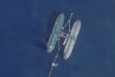 Fotografía satelital del petrolero Skipper presuntamente transfiriendo crudo sancionado a otro buque en el océano. Fotografía satelital del petrolero Skipper presuntamente transfiriendo crudo sancionado a otro buque en el océano.