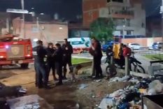 Bomberos y rescatistas buscan a un hombre que cayó con su auto en el Riachuelo Foto: Captura de video