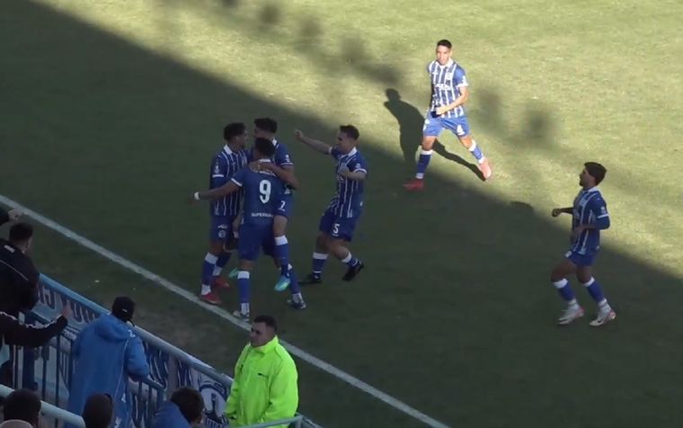 Pino marcó el 1-0 del Tomba ante Racing de Córdoba.