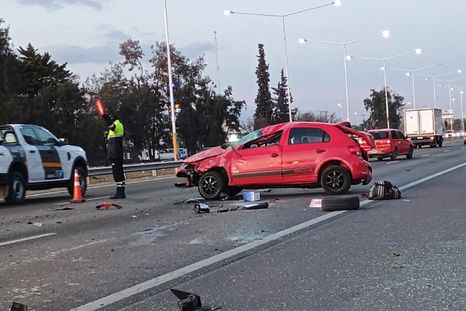 Un auto volcó en el Acceso Sur, a la altura de calle Paso. El conductor resultó herido y fue trasladado al Hospital Central. Un auto volcó en el Acceso Sur, a la altura de calle Paso. El conductor resultó herido y fue trasladado al Hospital Central.