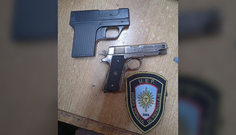 Las dos replicas de arma de fuego incautadas en Maipú.&nbsp;