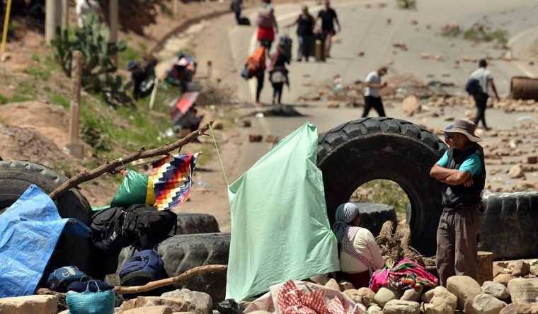 Una de las rutas bloqueadas en Bolivia. Foto: Efe.