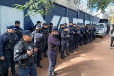 Cientos de policías en las afueras del Gargantini. Foto: Walter Moreno/MDZ