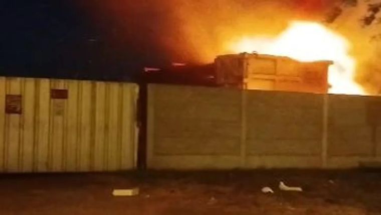 Una 150 personas incendiaron cubiertas frente al galpón de uno de los acusados por el femicidio de Sofía Delgado Foto: NA