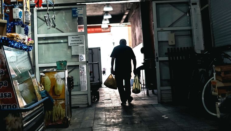 La suba de precios golpea fuertemente a las familias con menos ingresos. Foto: EFE