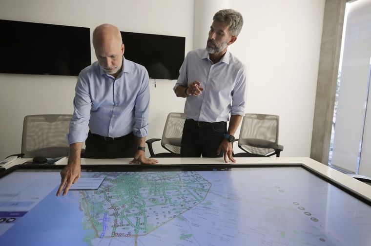 El precandidato a presidente junto al intendente de la Ciudad de Mendoza. Foto: Twitter @UlpianoSuarez