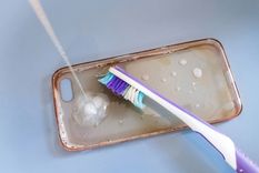 La suciedad acumulada puede hacer que una funda transparente luzca vieja y amarillenta.
