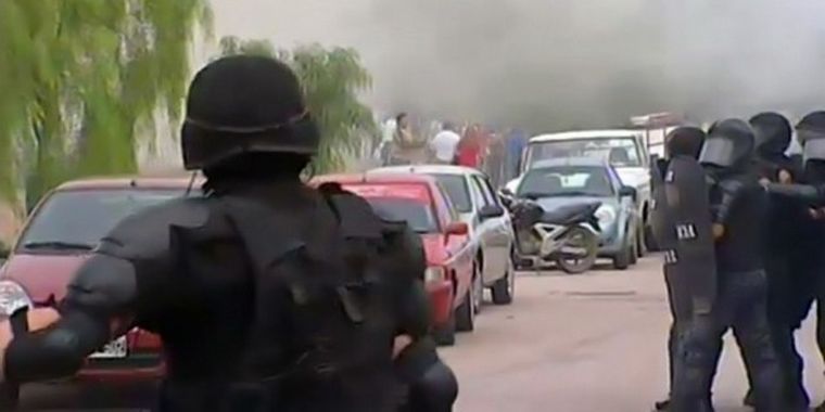 La policía catamarqueña no logró contener los fuertes disturbios.