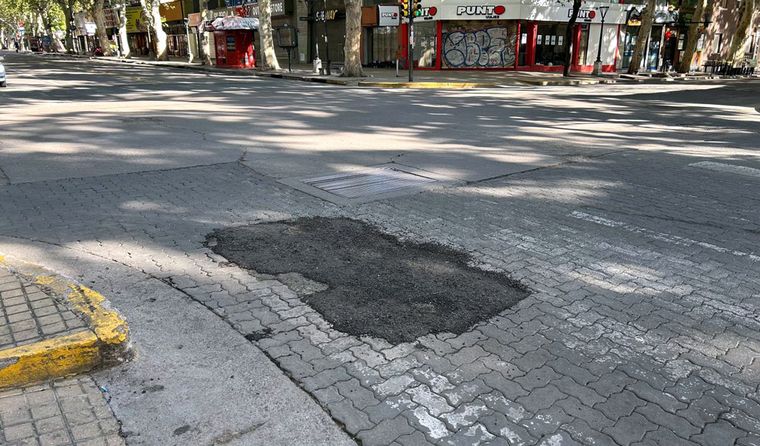 En calle Las Heras y Chile se evidencia otra reparación de concreto asfáltico sobre los adoquines. En calle Las Heras y Chile se evidencia otra reparación de concreto asfáltico sobre los adoquines.