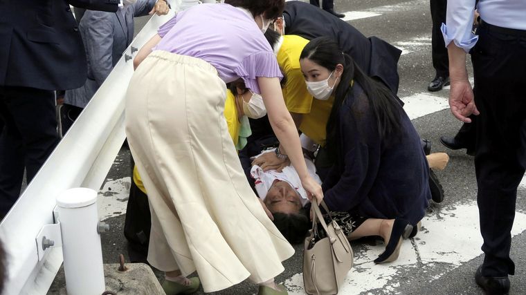 Abe, en el suelo, herido de mucha gravedad. Foto: ElMundo.