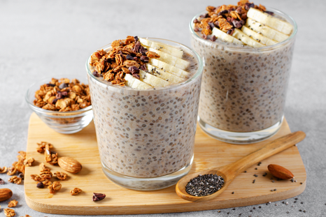 La receta de chia pudding mejora su textura cuanto más tiempo reposa en frío.