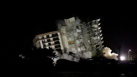 Justo a las 22:30 horas cayó el resto del edificio de forma controlada gracias a los pequeños explosivos que los especialistas colocaron a lo largo del día. Foto: REUTERS