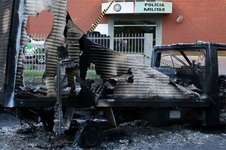 Las bandas criminales prenden fuego a vehículos como una estrategia para cerrar las calles. Foto: REUTERS