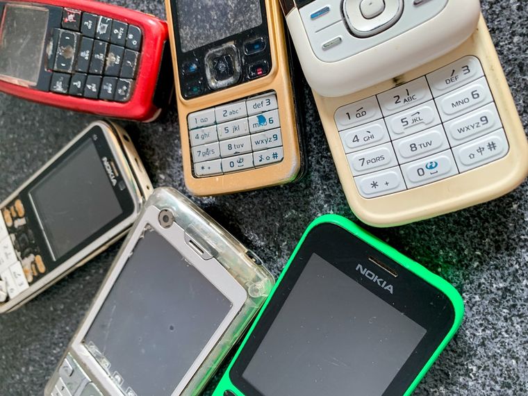 Samsung sugiere el uso de modelos plegables para quienes buscan teléfonos pequeños y funcionales. Samsung sugiere el uso de modelos plegables para quienes buscan teléfonos pequeños y funcionales.