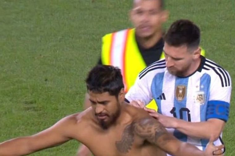 Increíble: Messi se puso a firmarle la espalda a un hincha que invadió el Argentina-Jamaica.