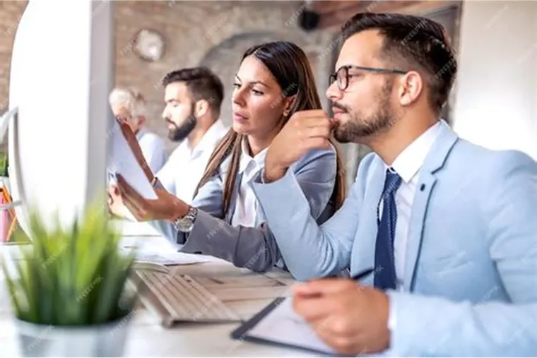 Nunca deja de sorprenderme cuánta gente vive comparándose hacia arriba.