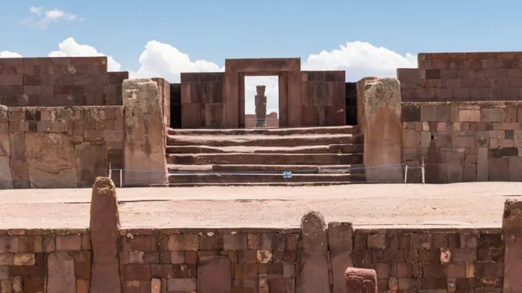 El Puma Punku (Puerta del Puma), fue elaborado con bloques macizos de arenisca, de hasta 130 toneladas de peso, ensamblados con grapas de cobre. Foto: GETTY IMAGES