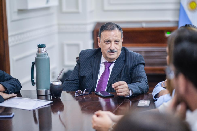 El gobernador de La Rioja, Ricardo Quintela, quiere terminar sus estudios