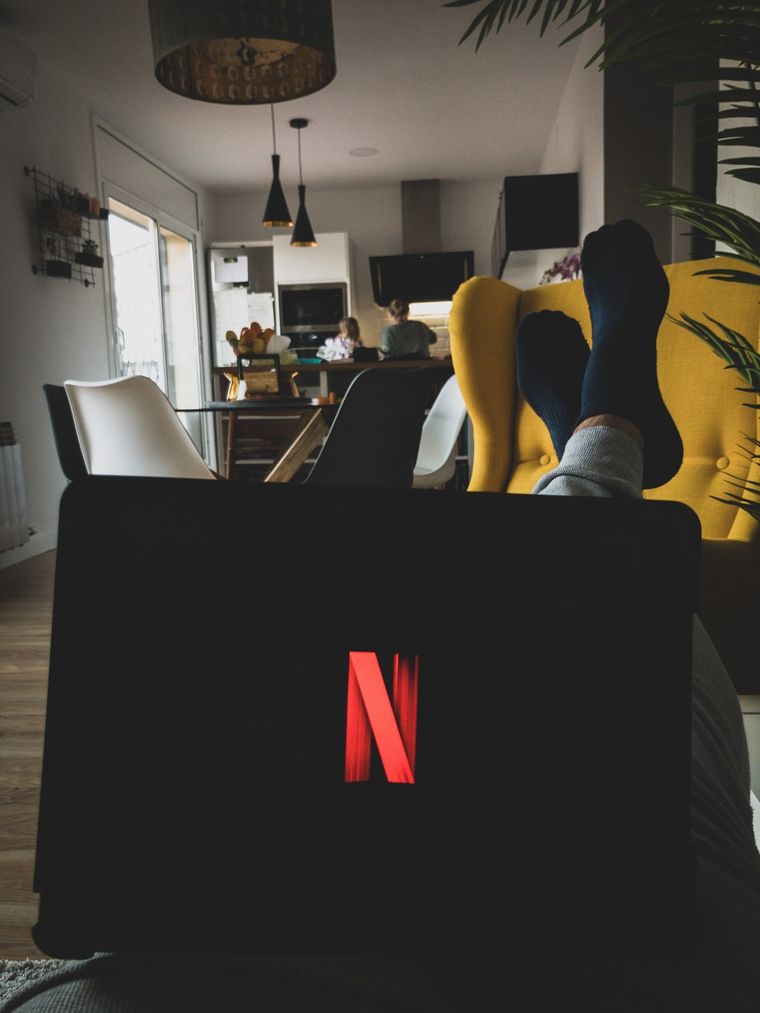 Q-Force es una serie corta disponible en Netflix. Foto: Isaac Quesada para Unsplash