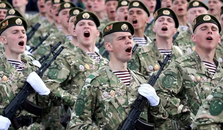 Bielorrusia tiene un fuerte aliado en Rusia y se prepara para una posible contienda. Foto: Efe.