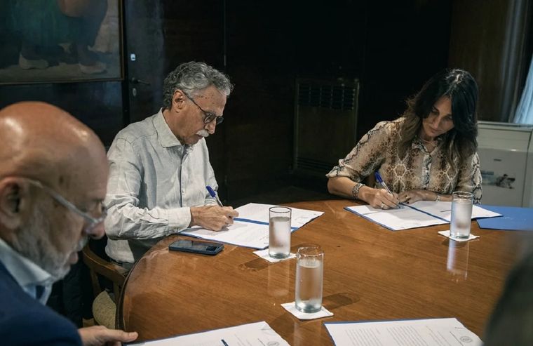 El Ministro de Salud, Mario Lugones, encabezó la firma del convenio junto a autoridades del PAMI. Foto: NA