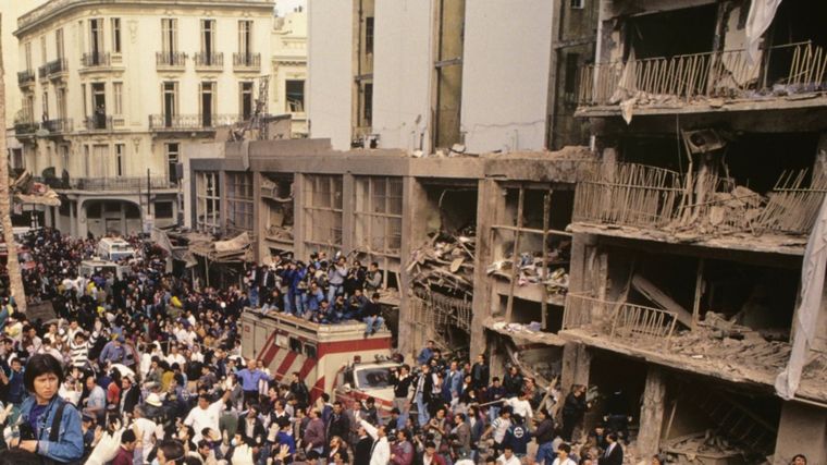 El 18 de julio de 1994, a las 9.53, un coche bomba hizo volar el edificio de la mutual judía en la calle Pasteur 633 de la ciudad de Buenos Aires