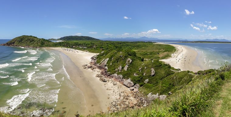 Las playas de Brasil mantienen aguas cálidas en marzo y siguen ofreciendo mar para bañarse.