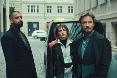 Disponible en Netflix, Unfamiliar tiene 6 episodios y apuesta por un thriller de espionaje que también pone el foco en los secretos de pareja. Disponible en Netflix, Unfamiliar tiene 6 episodios y apuesta por un thriller de espionaje que también pone el foco en los secretos de pareja.