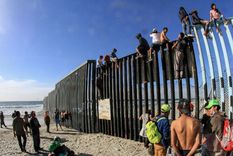 Mexicanos intentando cruzar la frontera con los Estados Unidos Foto: EFE