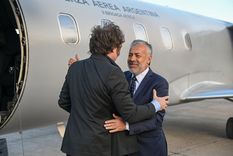 El abrazo entre Cornejo y Milei, en la llegada del presidente a Mendoza Foto: Gobierno