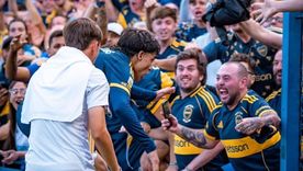 El emocionante festejo del Changuito Zeballos con el hincha italiano en plena Bombonera. Foto @andresbocafotos