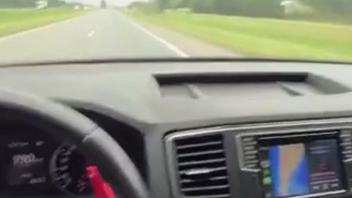 Manejaba a más de 190 kilómetros por hora, se filmó y lo inhabilitarán