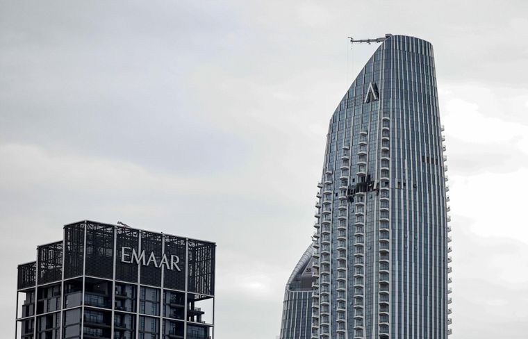 Los restos de un dron derribado en Dubai causaron daños en un edificio.