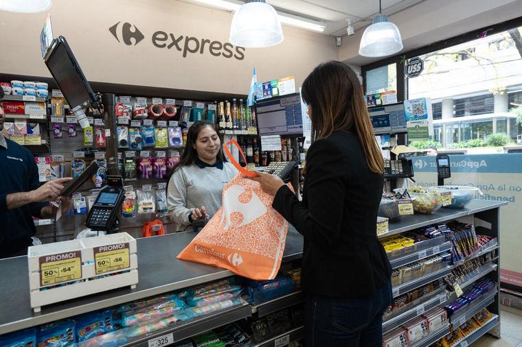 Carrefour Argentina confirmó la compra de 16 locales que pertenecían a Super A y pasarán a ser de su formato Express. Carrefour Argentina confirmó la compra de 16 locales que pertenecían a Super A y pasarán a ser de su formato Express.