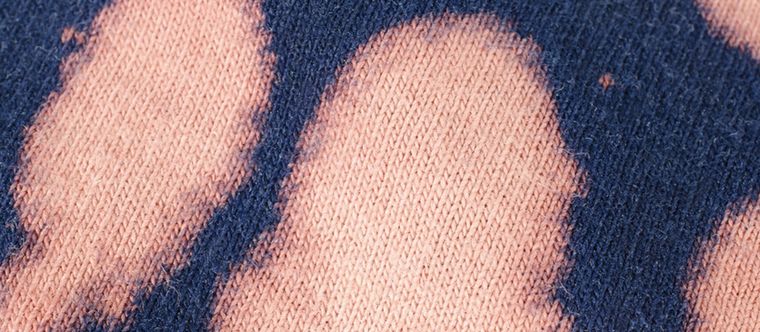 Si la mancha persiste, puedes cubrirla con una tinta para ropa del mismo tono o uno un poco más fuerte Foto: Shutterstock